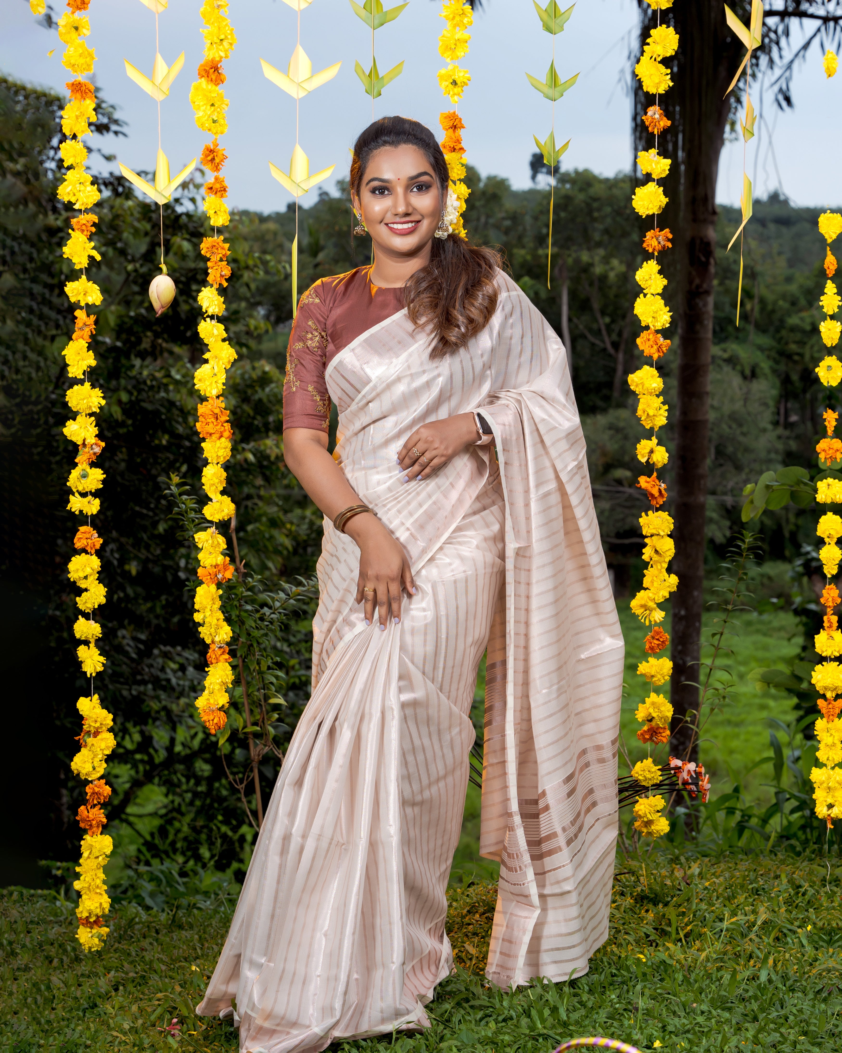 Load image into Gallery viewer, Tissue Kasavu Kerala Saree-5071