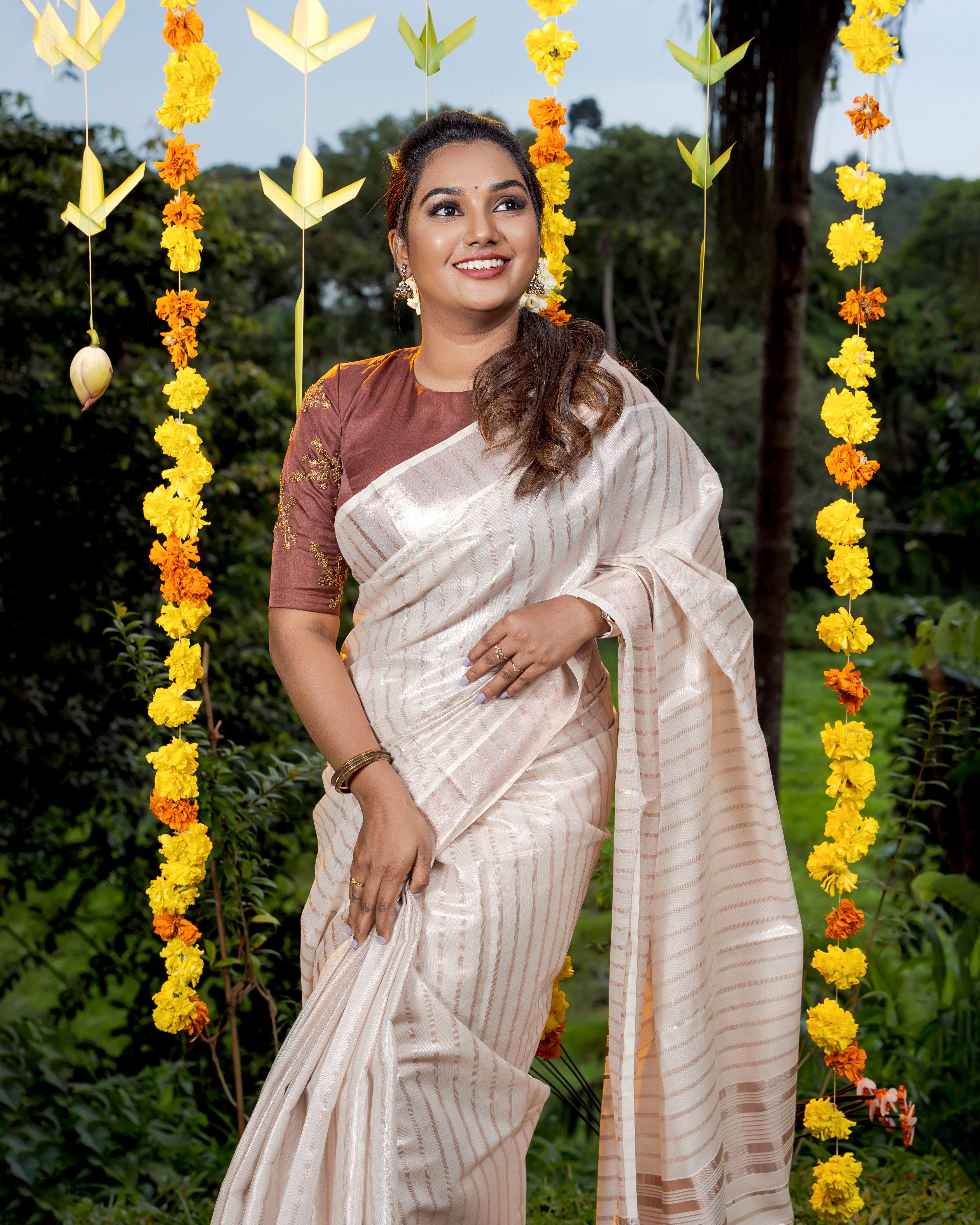 Load image into Gallery viewer, Tissue Kasavu Kerala Saree-5071