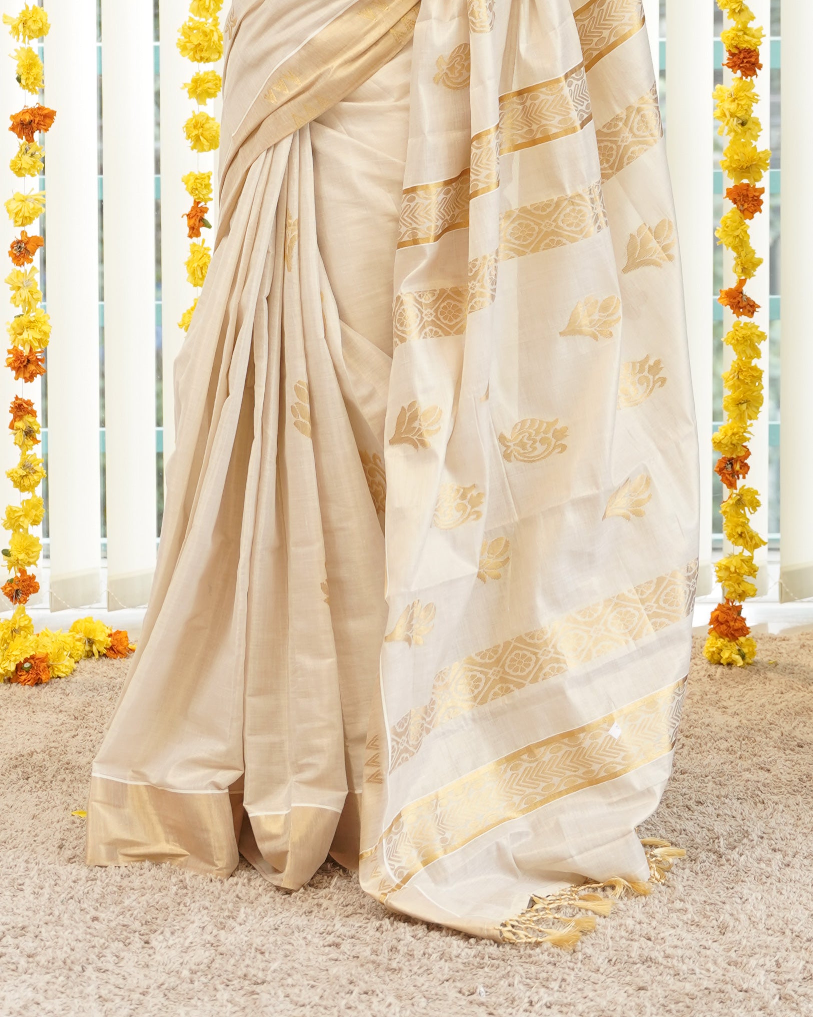 Load image into Gallery viewer, Kerala Tissue Kasavu Saree- 5063