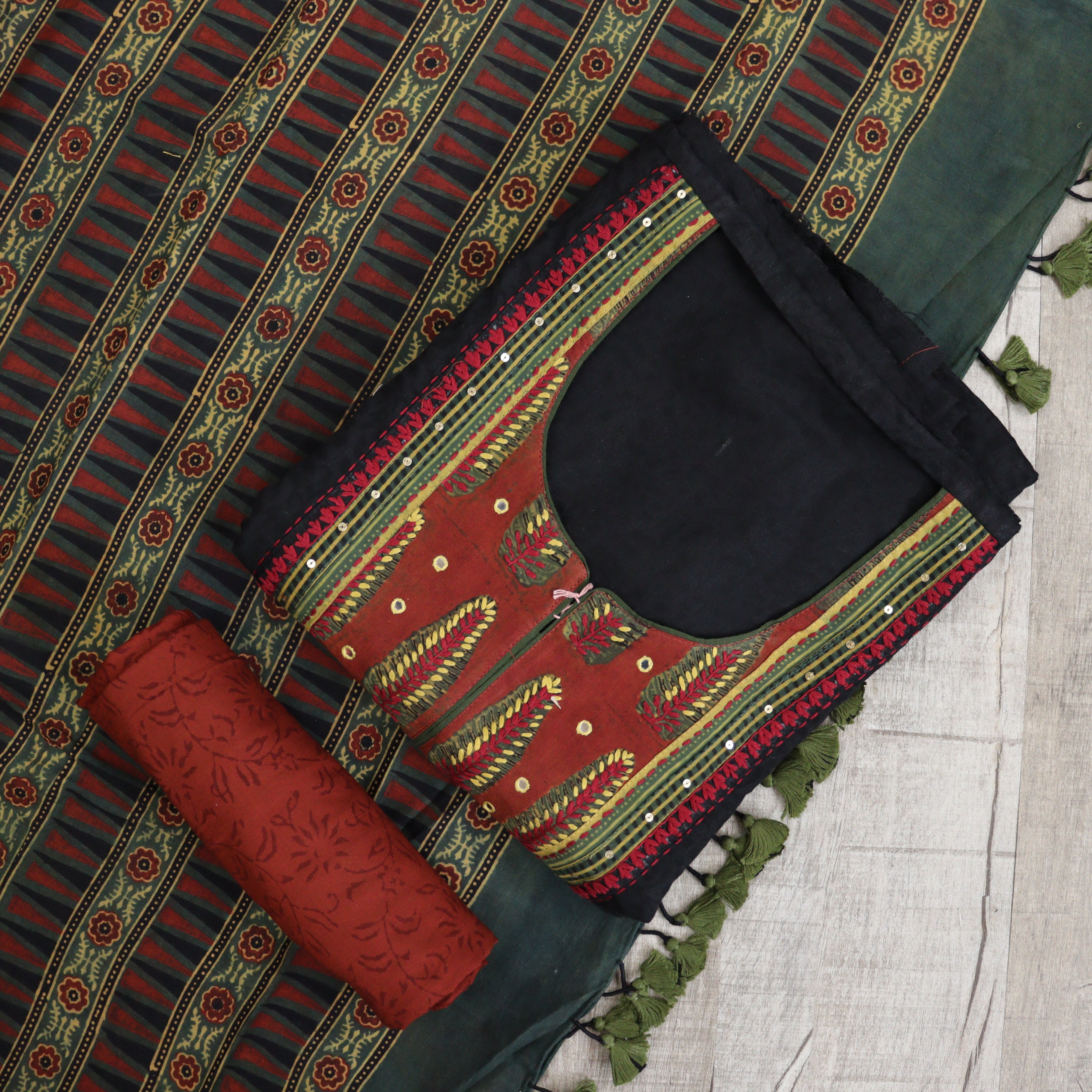 Load image into Gallery viewer, Hand-Block Printed Designer Suit-3659