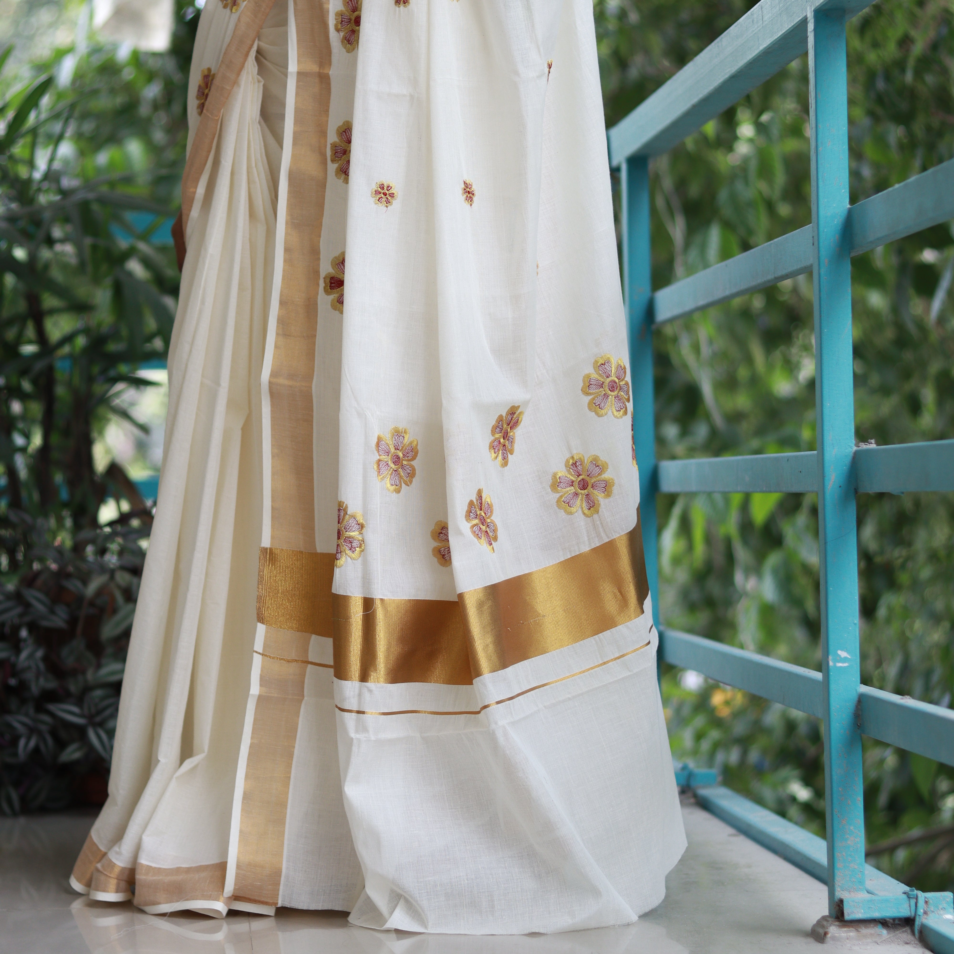 Load image into Gallery viewer, Kerala Floral Kasavu Saree - 3711