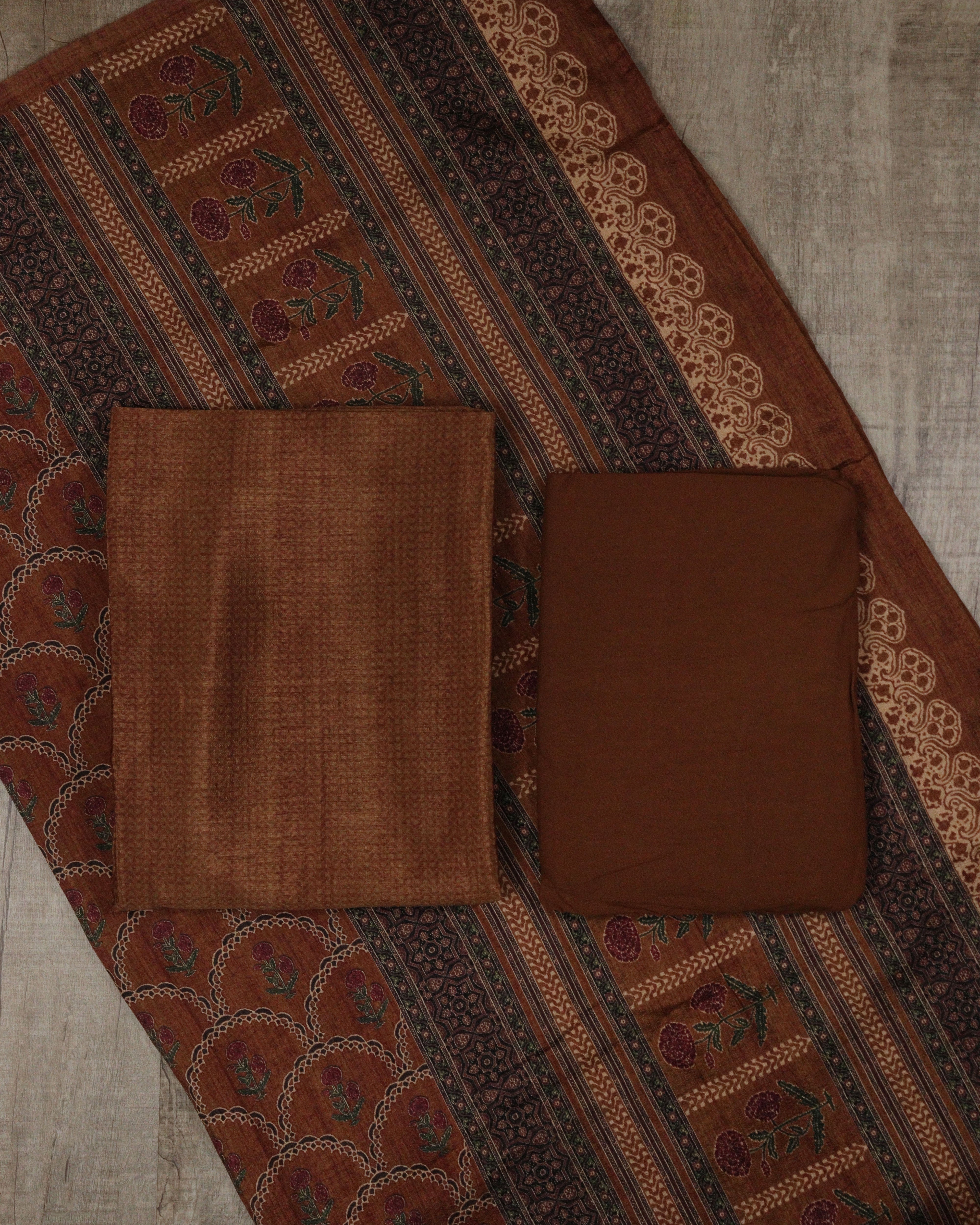 Load image into Gallery viewer, Semi Silk Unstitched Suit- 5239