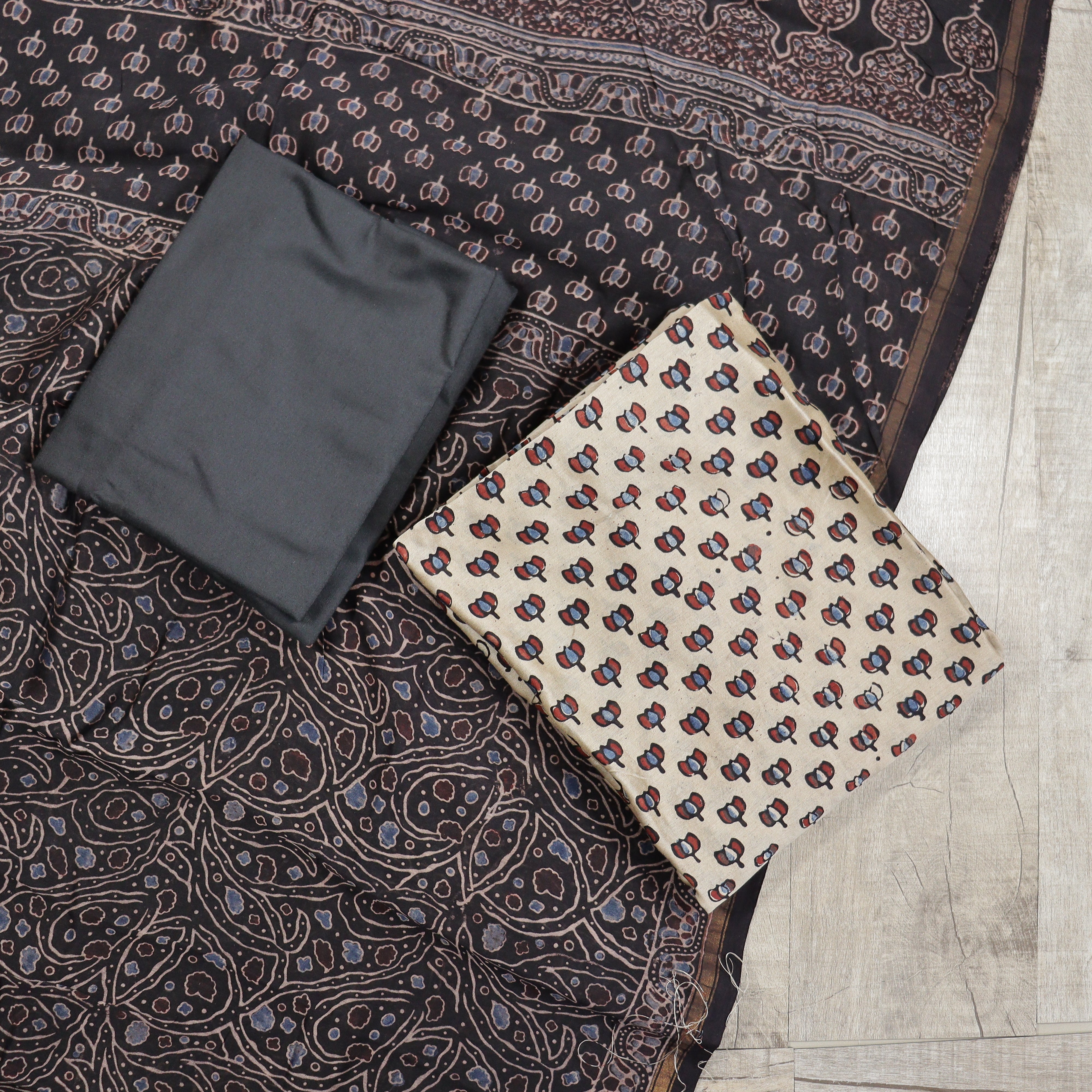 Load image into Gallery viewer, Pure Maheshwari Silk Unstitched Suit - 3872