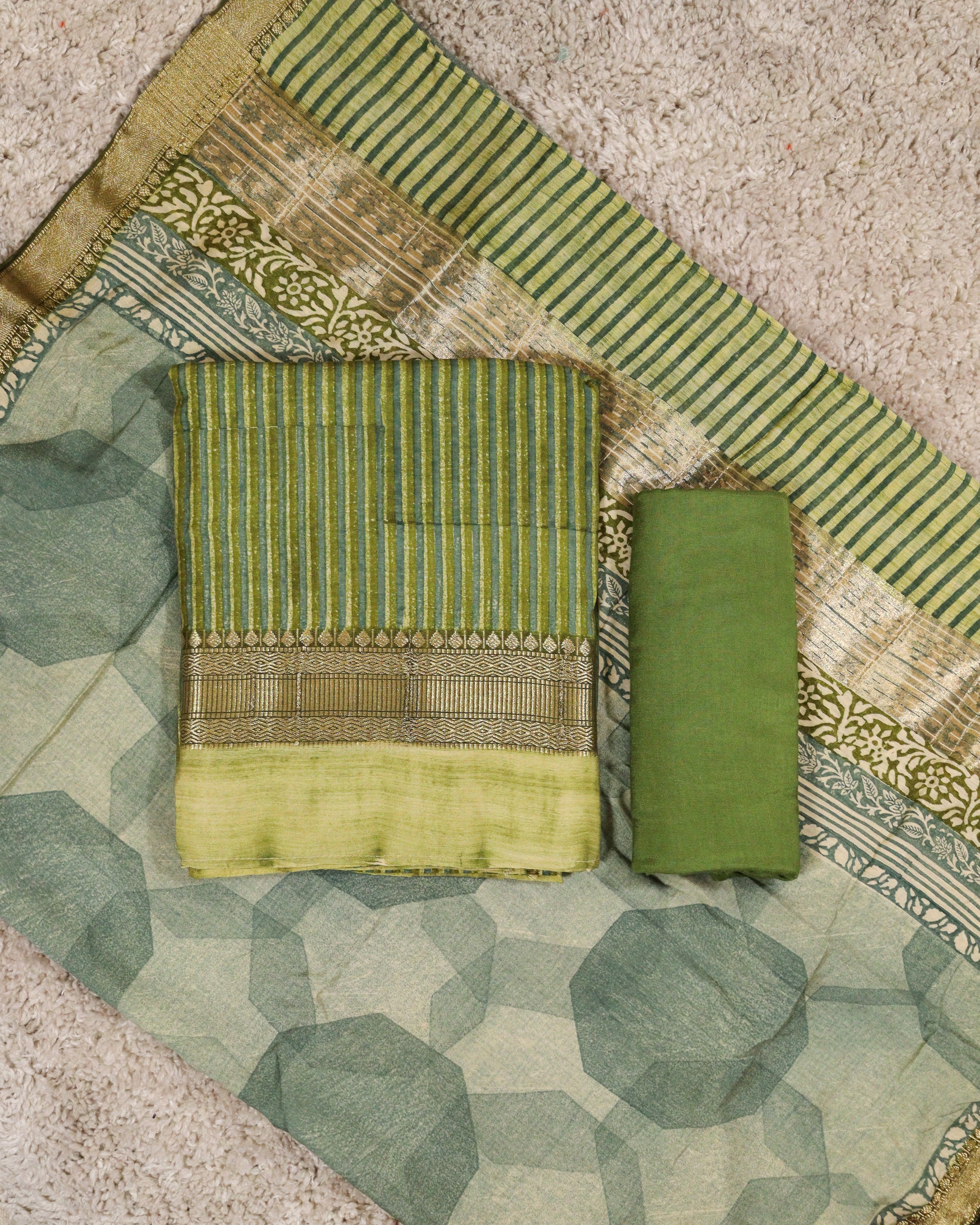 Load image into Gallery viewer, Semi Silk Unstitched Suit-4794