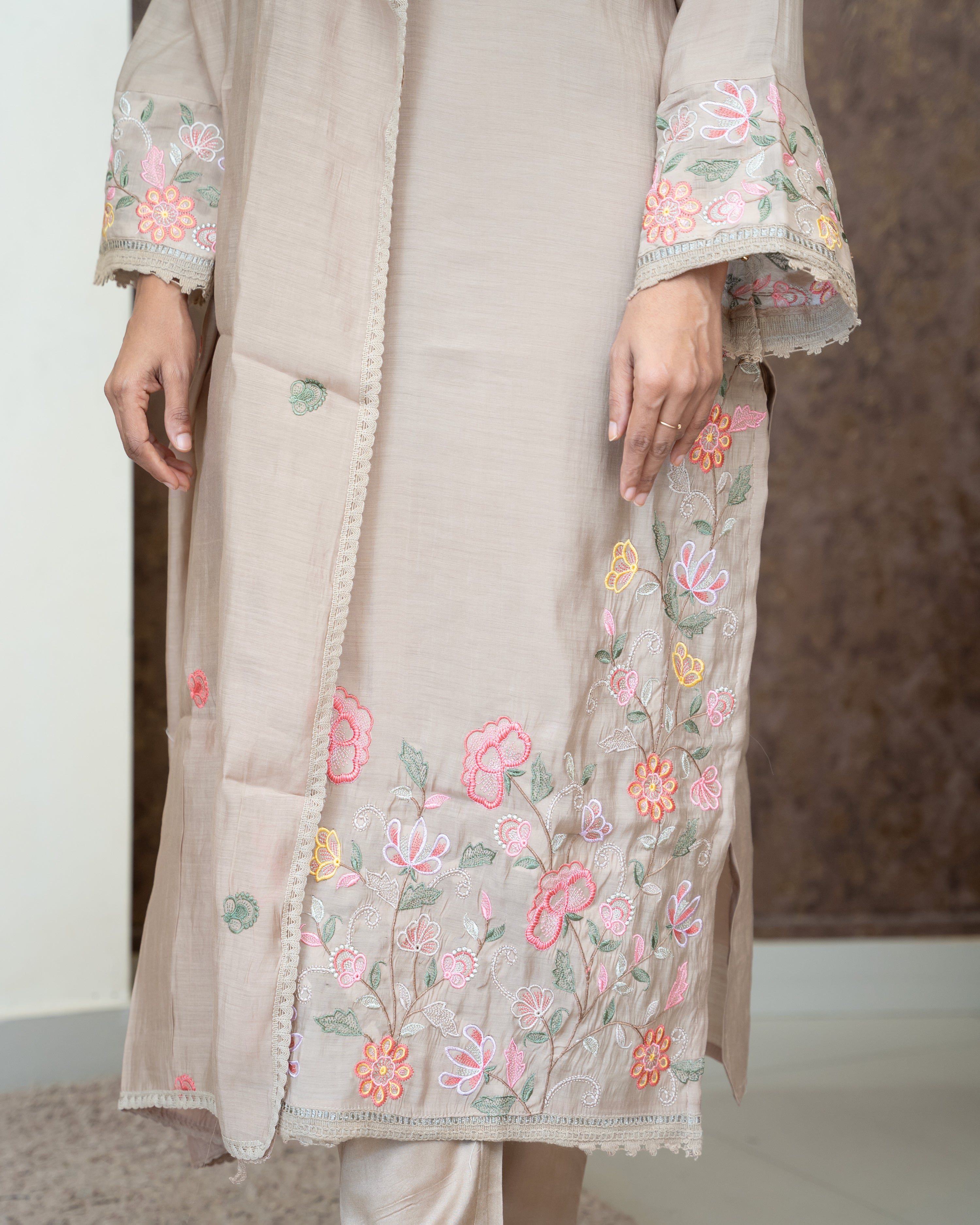 Load image into Gallery viewer, Mul Chanderi Suit-4610
