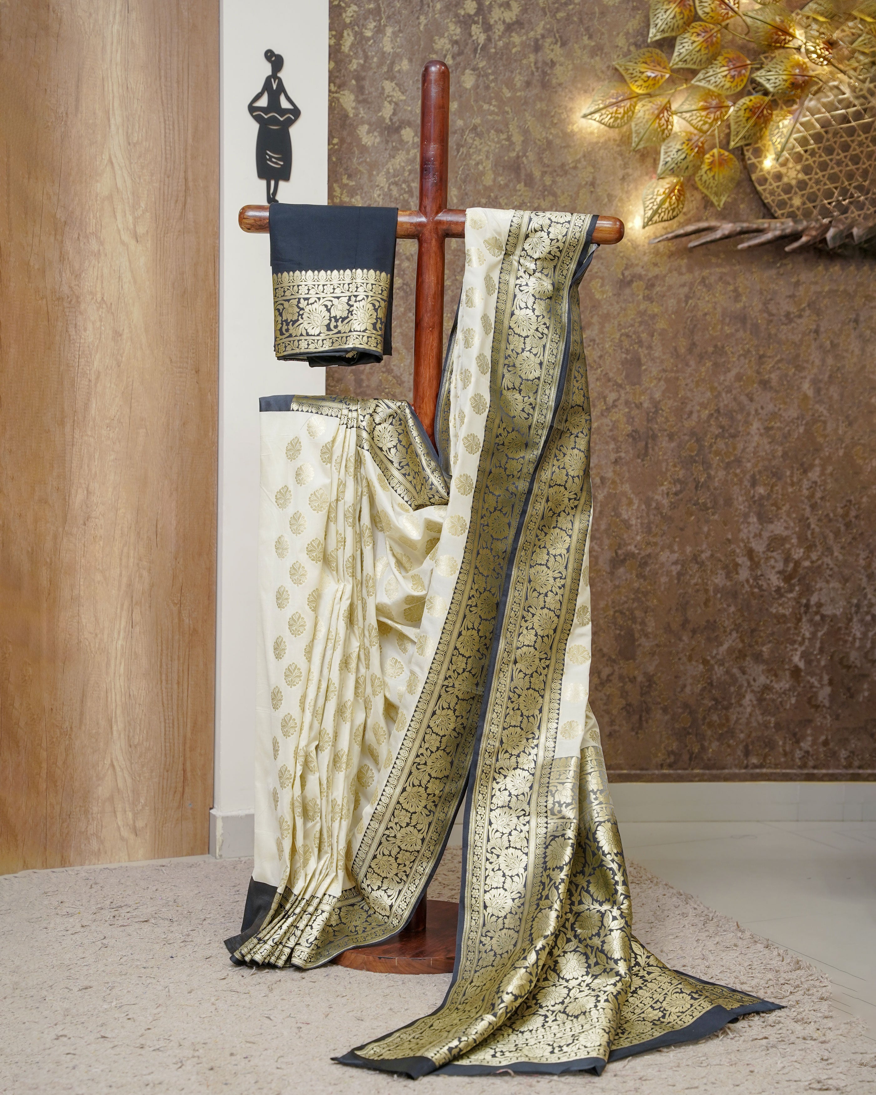 Load image into Gallery viewer, Katan Banarasi Saree- 3207
