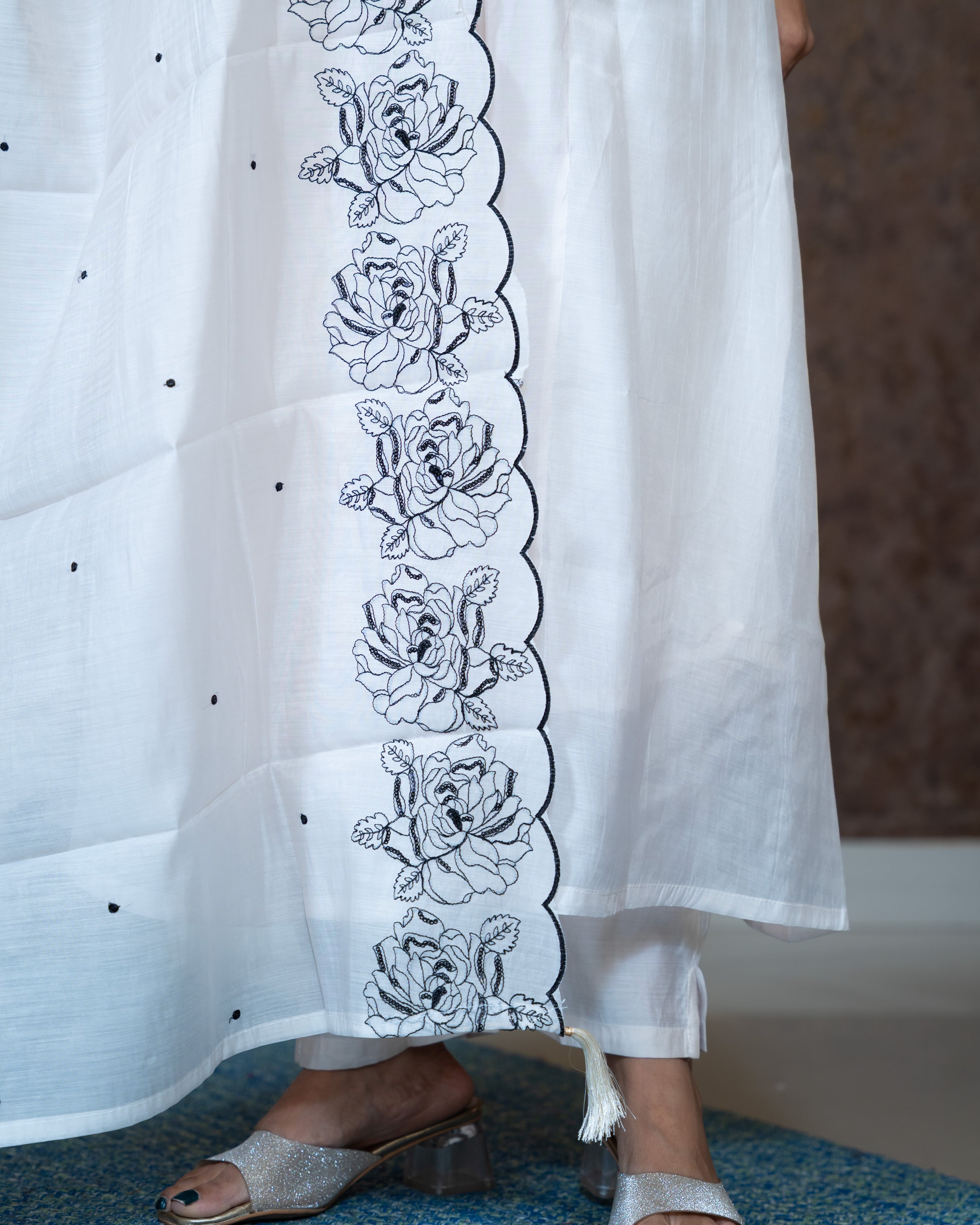 Load image into Gallery viewer, Mul Chanderi Suit-7235
