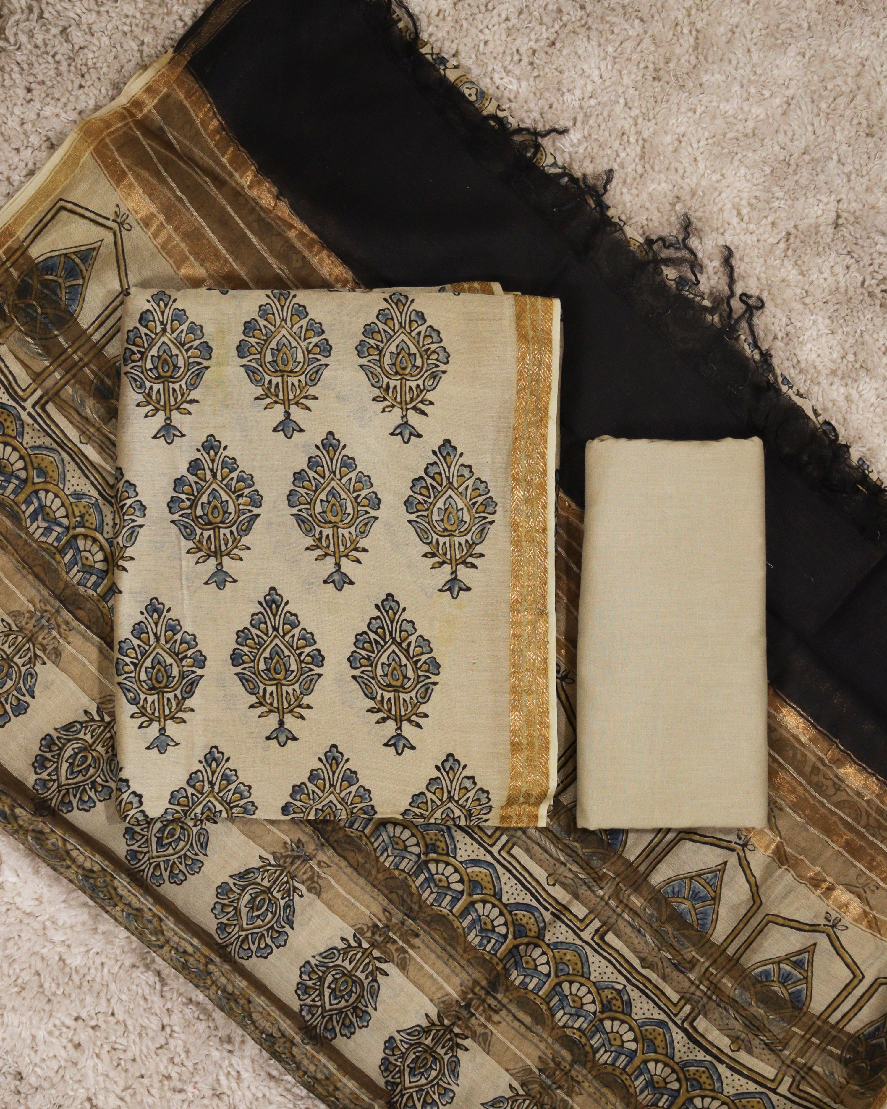 Load image into Gallery viewer, Maheswari silk Unstitched Suit-3235
