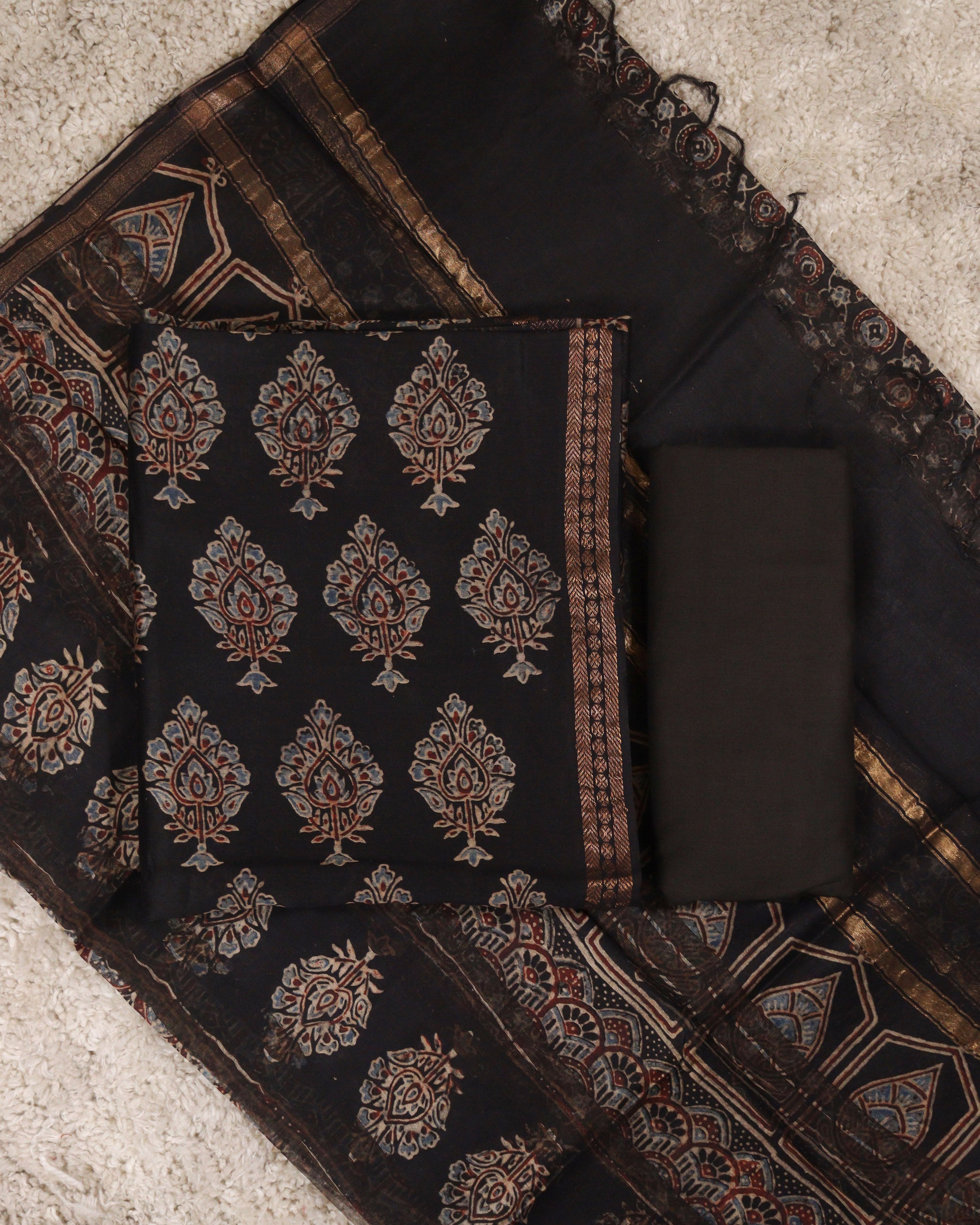 Load image into Gallery viewer, Maheswari silk Unstitched Suit-3235
