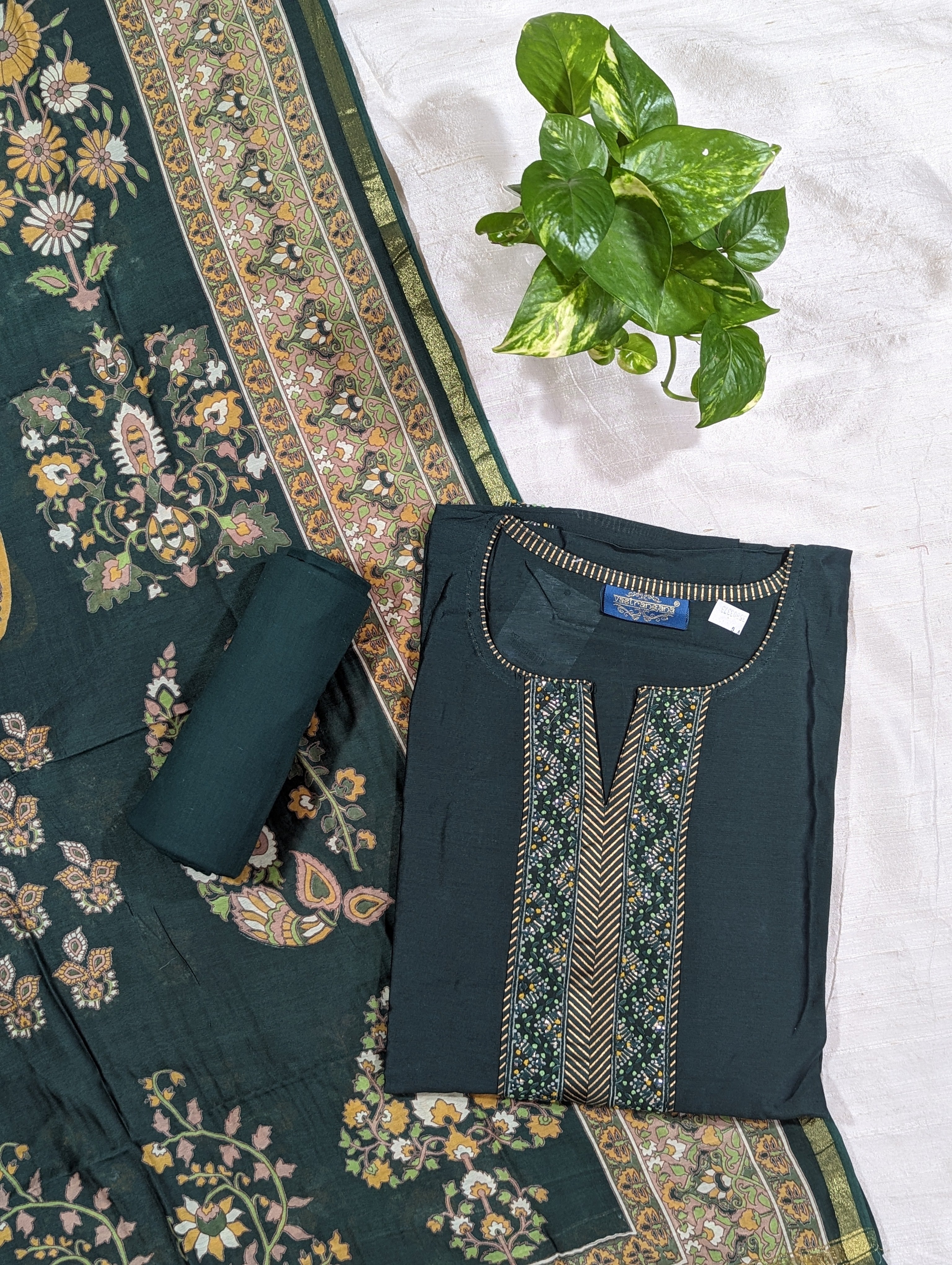 Load image into Gallery viewer, Bottle Green Pure Maheshwari Silk Unstitched Suit-3277
